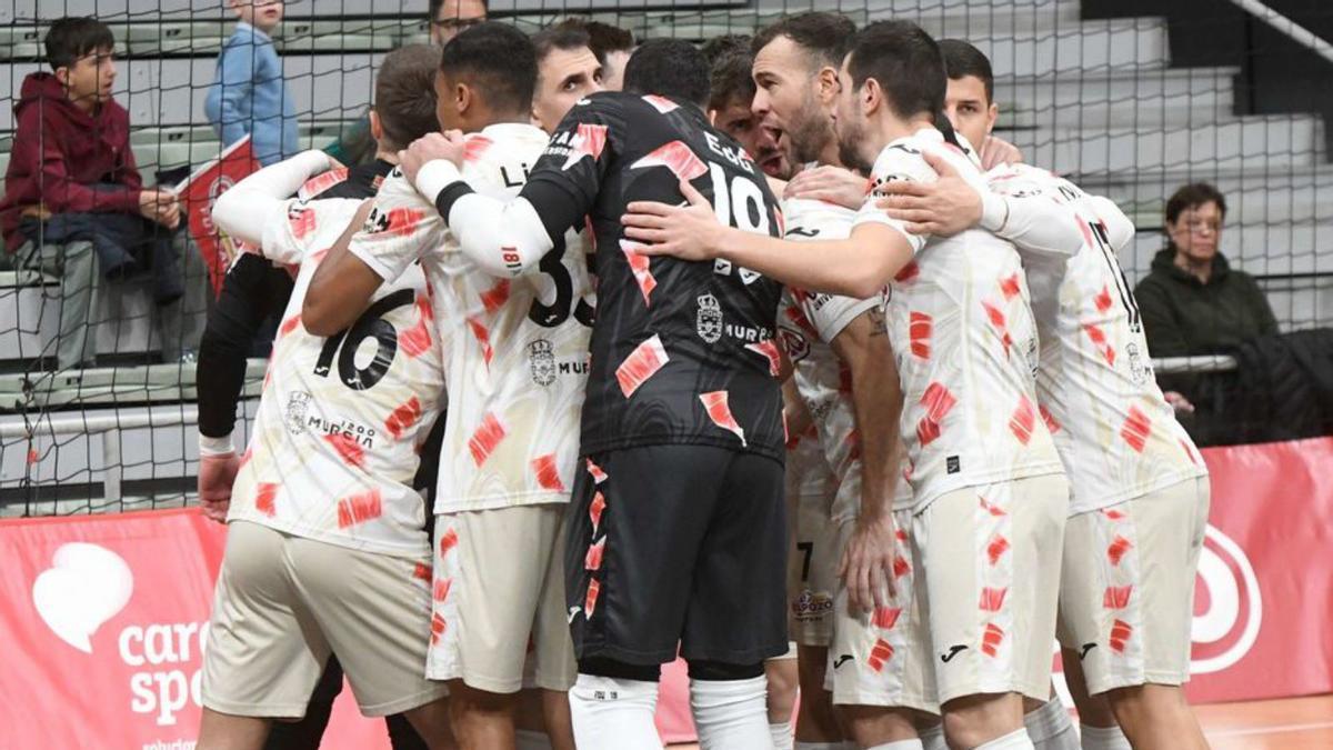 Los jugadores de ElPozo hacen una piña antes de un partido. | ISRAEL SÁNCHEZ