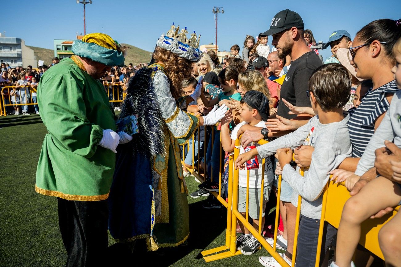 Miles de personas llenan de ilusión el Estadio de Barrial en la llegada de los Reyes Magos