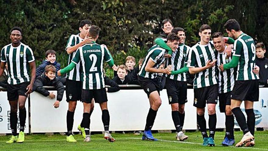 Els jugadors del Peralada celebren un gol contra el Castelló al Municipal.