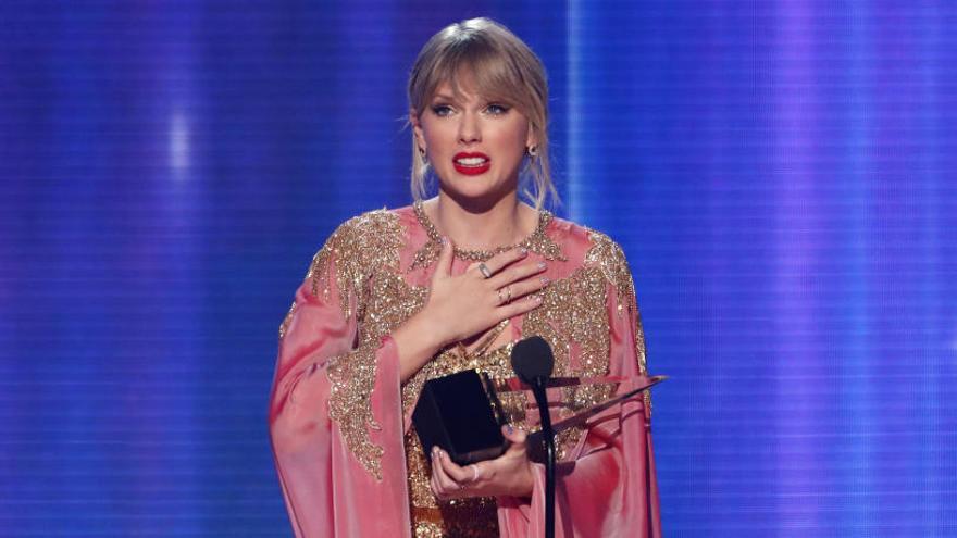 Taylor Swift se emociona al recibir uno de los premios.