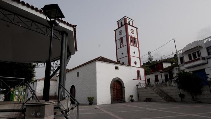 El aspecto actual de la plaza de Nuestra Señora del Buen Viaje, con una escalera adosada a la fachada del templo. | | E.D.