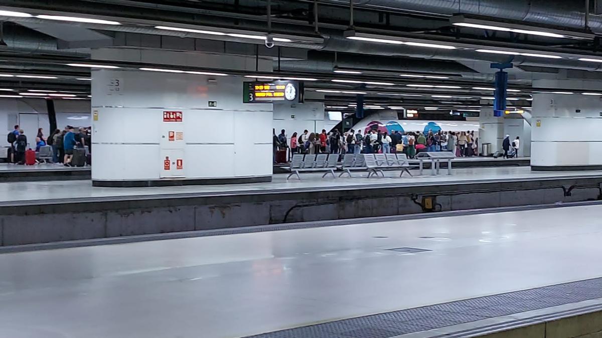 Momento en el que el pasaje del tren de Ouigo averiado subía a los vagones, la mañana del lunes