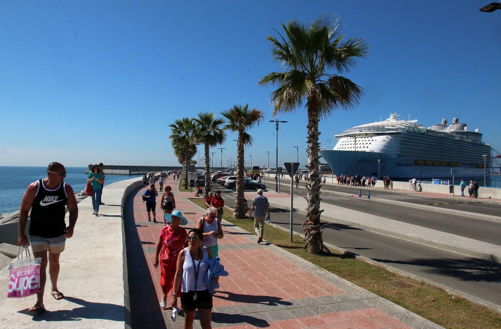 El crucero más grande del mundo, al igual que el Oasis y el Allure of the Seas, visita la capital de la Costa del Sol en una escala de diez horas.