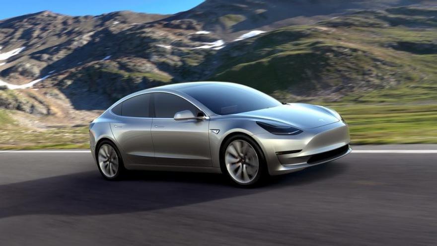 Tesla presenta el Model 3, el primer coche eléctrico de masas, a un precio de 30.700 euros