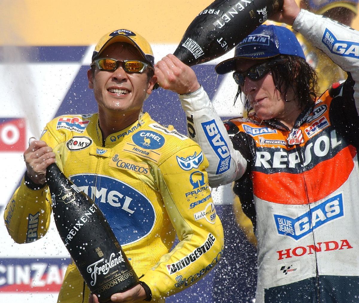 El piloto Makoto Tamada celebra su victoria junto al estadounidense Nicky Hayden quien obtuvo el tercer lugar en el GP de Brasil