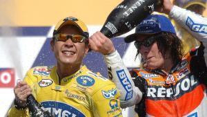 BRA17- RIO DE JANEIRO (BRASIL) 04/07/04.- El piloto Makoto Tamada (izq) celebra su victoria junto al estadounidense Nicky Hayden quien obtuvo el tercer lugar en la prueba del GP de Motociclismo disputado hoy domingo 4 de julio, en Río de Janeiro. EFE/Fernando Bizerra Jr