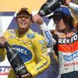 BRA17- RIO DE JANEIRO (BRASIL) 04/07/04.- El piloto Makoto Tamada (izq) celebra su victoria junto al estadounidense Nicky Hayden quien obtuvo el tercer lugar en la prueba del GP de Motociclismo disputado hoy domingo 4 de julio, en Río de Janeiro. EFE/Fernando Bizerra Jr