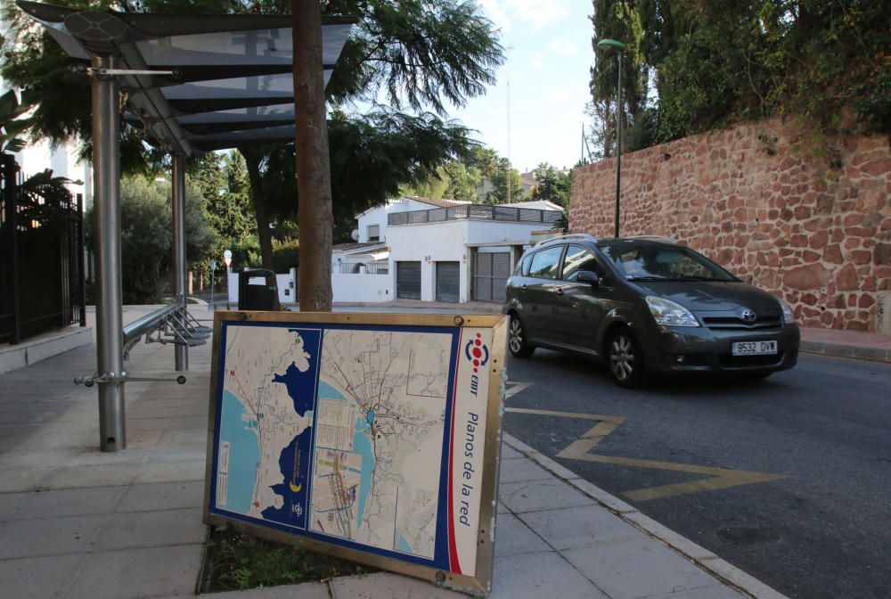 La EMT ha detectado destrozos en once marquesinas de la línea 33, por el Cerrado de Calderón y Parque Clavero