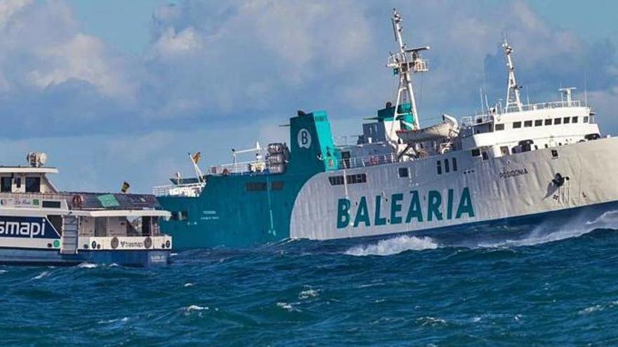 Dos barcos se cruzan a la salida del puerto de la Savina en uno de los días en los que el temporal azotó el litoral pitiuso.