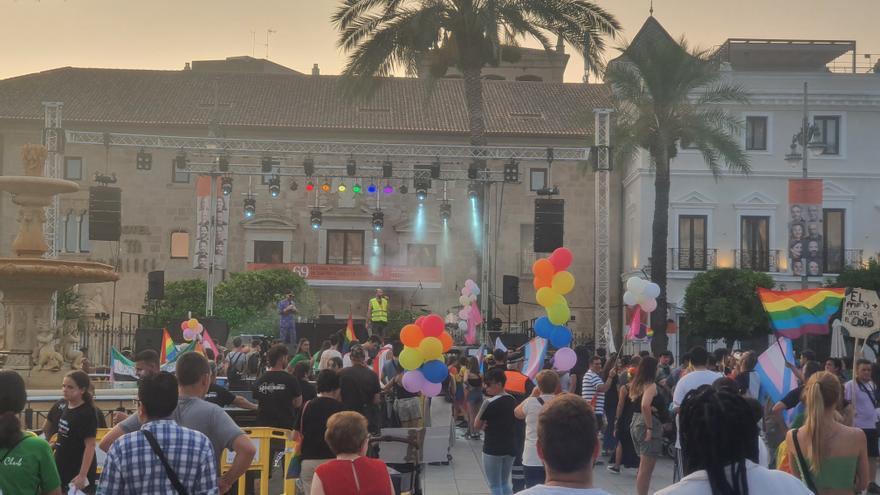 El edil de Vox de Mérida equipara la bandera LGTBI a la de los pedófilos