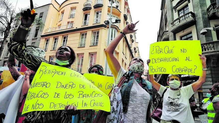 Concentración frente a la sede del Parlamento de Canarias, en Santa Cruz de Tenerife, de afectados por desahucios y problemas de vivienda.