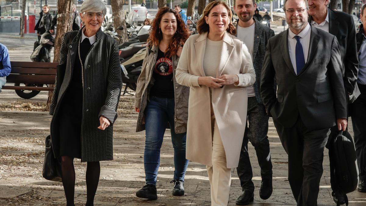 Ada Colau, junto a sus abogados Olga Tubau y Àlex Sola y los ediles Laura Pérez y Marc Serra, en la Ciutat de la Justícia por la querella del fondo Vauras