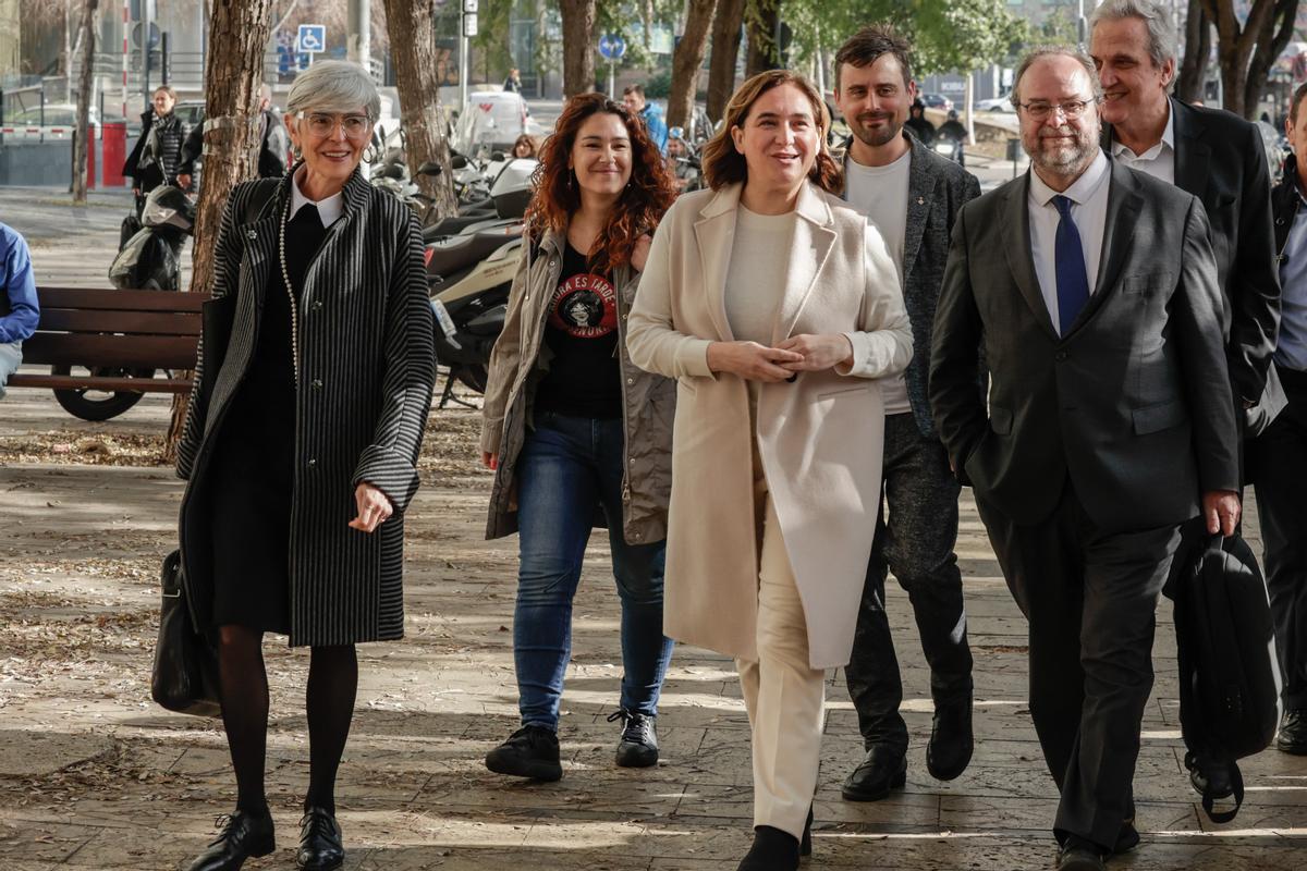 Ada Colau, junto a sus abogados Olga Tubau y Àlex Sola y los ediles Laura Pérez y Marc Serra, en la Ciutat de la Justícia por la querella del fondo Vauras