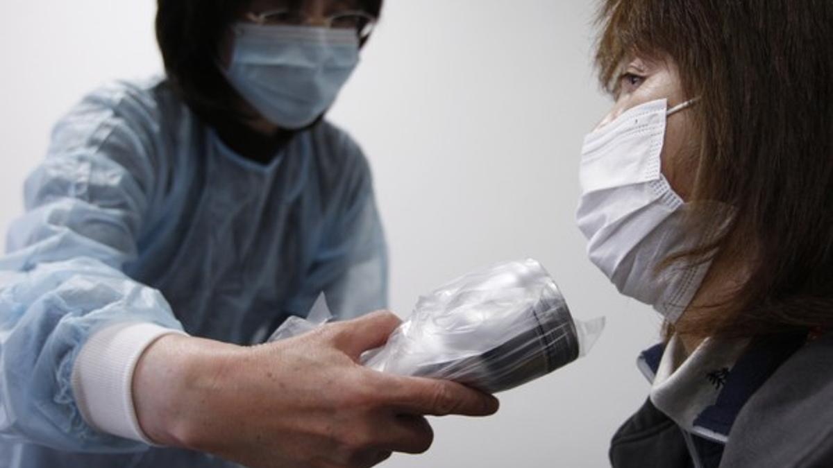 Una mujer se somete a controles para comprobar si ha sufrido radiación, el viernes, en un centro de salud de Yonezawa, a 98 kilómetros de la planta de Fukushima.