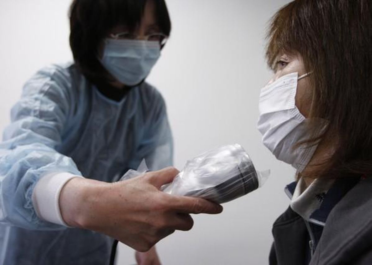 Una dona se sotmet a controls per comprovar si ha patit radiació, divendres, en un centre de salut de Yonezawa, a 98 quilòmetres de la planta de Fukushima.