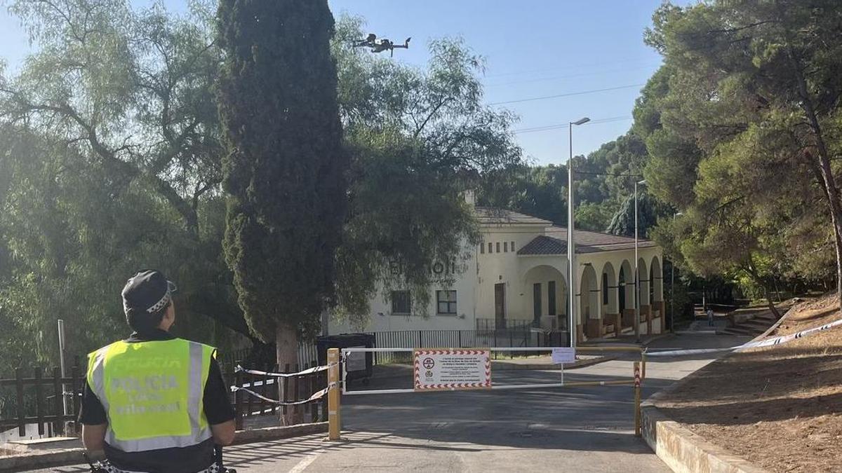 Un agent de la Policia Local de Vila-real, especialitzat en pilotatge de drons, eleva l'aparell per a vigilar des de l'aire el paratge natural del Termet.