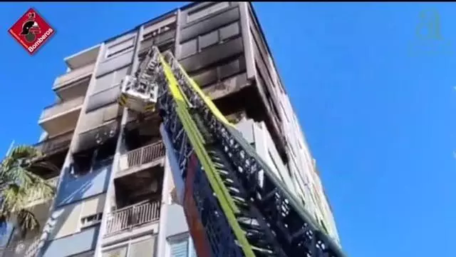 Los bomberos retiran cascotes del edificio afectado por un incendio en Torrevieja