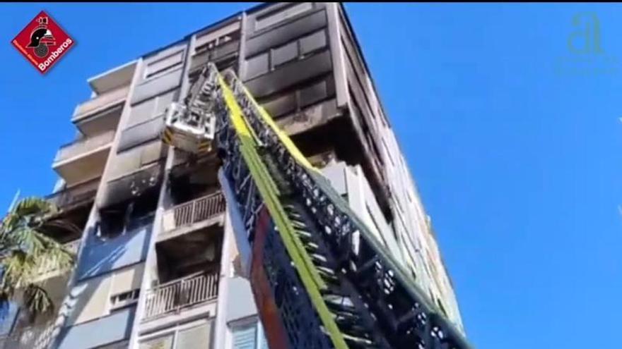 Los bomberos retiran cascotes del edificio afectado por un incendio en Torrevieja