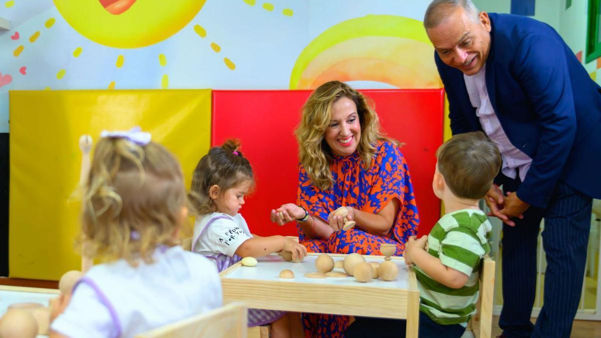 La presidenta del Cabildo Rosa Dávila y el consejero Efraín Medina durante su visita a una guardería de Tenerife.