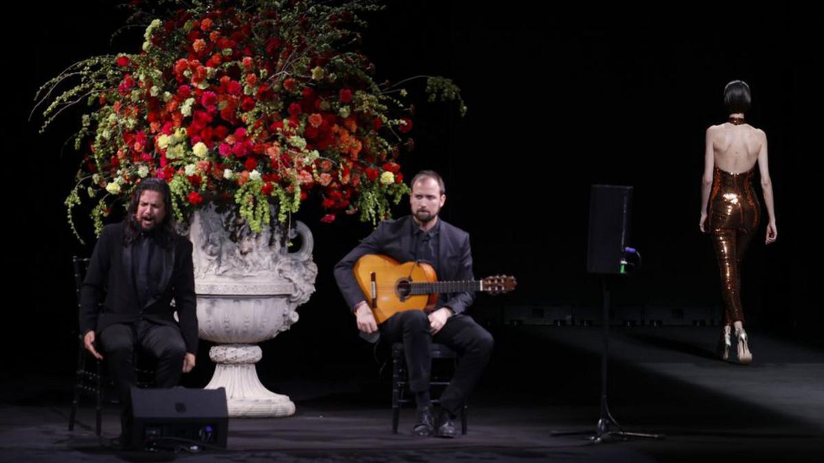 Un cantaor de flamenco, sobre la pasarela, durante el desfile de Jorge Vázquez.