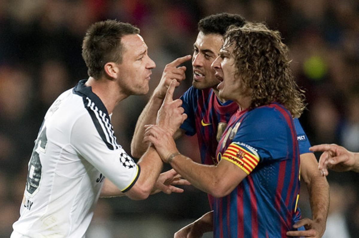 El capità del Chelsea, Terry, discuteix amb els blaugranes Puyol i Busquets al ser expulsat, en el partit de tornada de les semifinals de la Lliga de Campions.