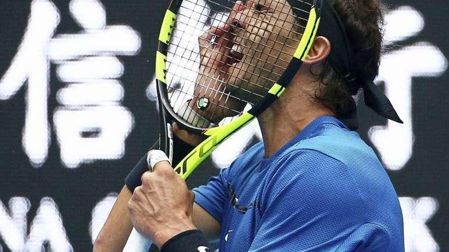 Rafa Nadal reacciona en una jugada del choque con Isner.