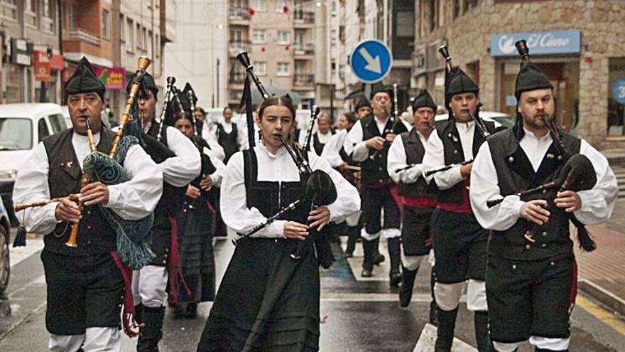 Pasacalles da banda de gaitas en Lalín.