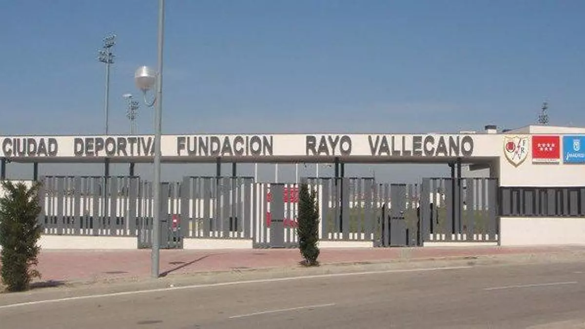 Robo al Rayo Vallecano: los jugadores se quedan sin "ropa, guantes y botas"... y sin entrenar por un asalto a su vestuario