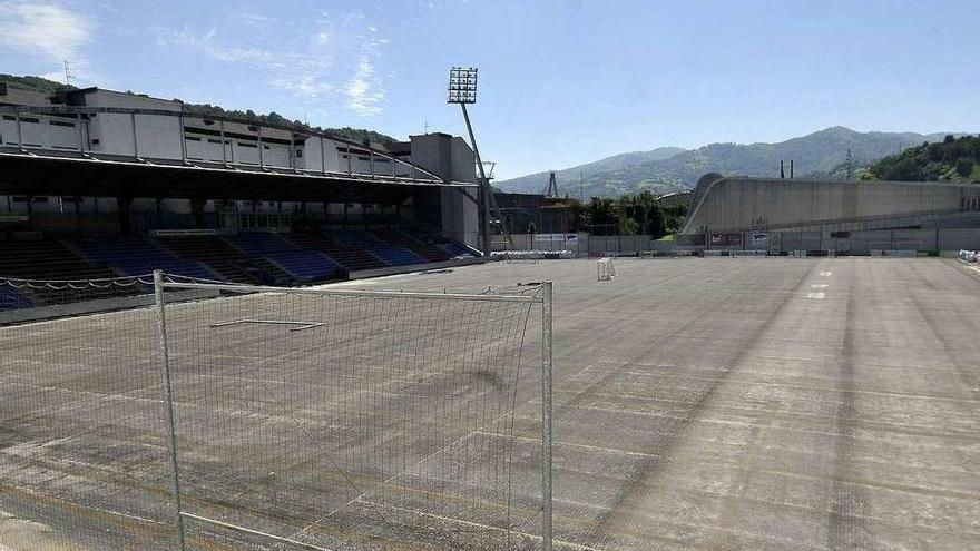 Las instalaciones del campo de fútbol de Ganzábal, sin césped en el terreno de juego.