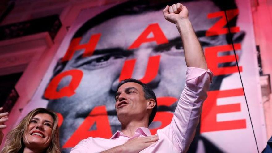 Pedro Sánchez celebra el triunfo con su esposa, María Begoña Gómez, en la sede del PSOE en la calle Ferraz de Madrid. // Juanjo Martín/Efe