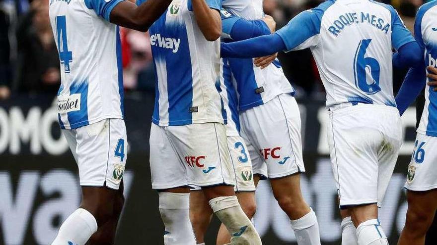 Los jugadores del Leganés celebran el gol de Óscar Rodríguez en el descuento. // Efe