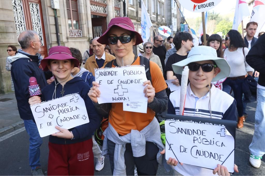 Miles de gallegos reivindican mejoras en la sanidade pública en Santiago