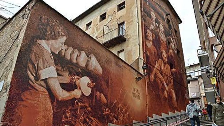 Un mural recorda la mineria i el tèxtil a Berga