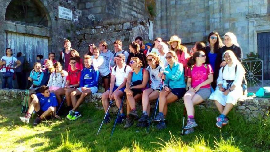 Los peregrinos, ayer, en su visita al monasterio de Oia. // FdV