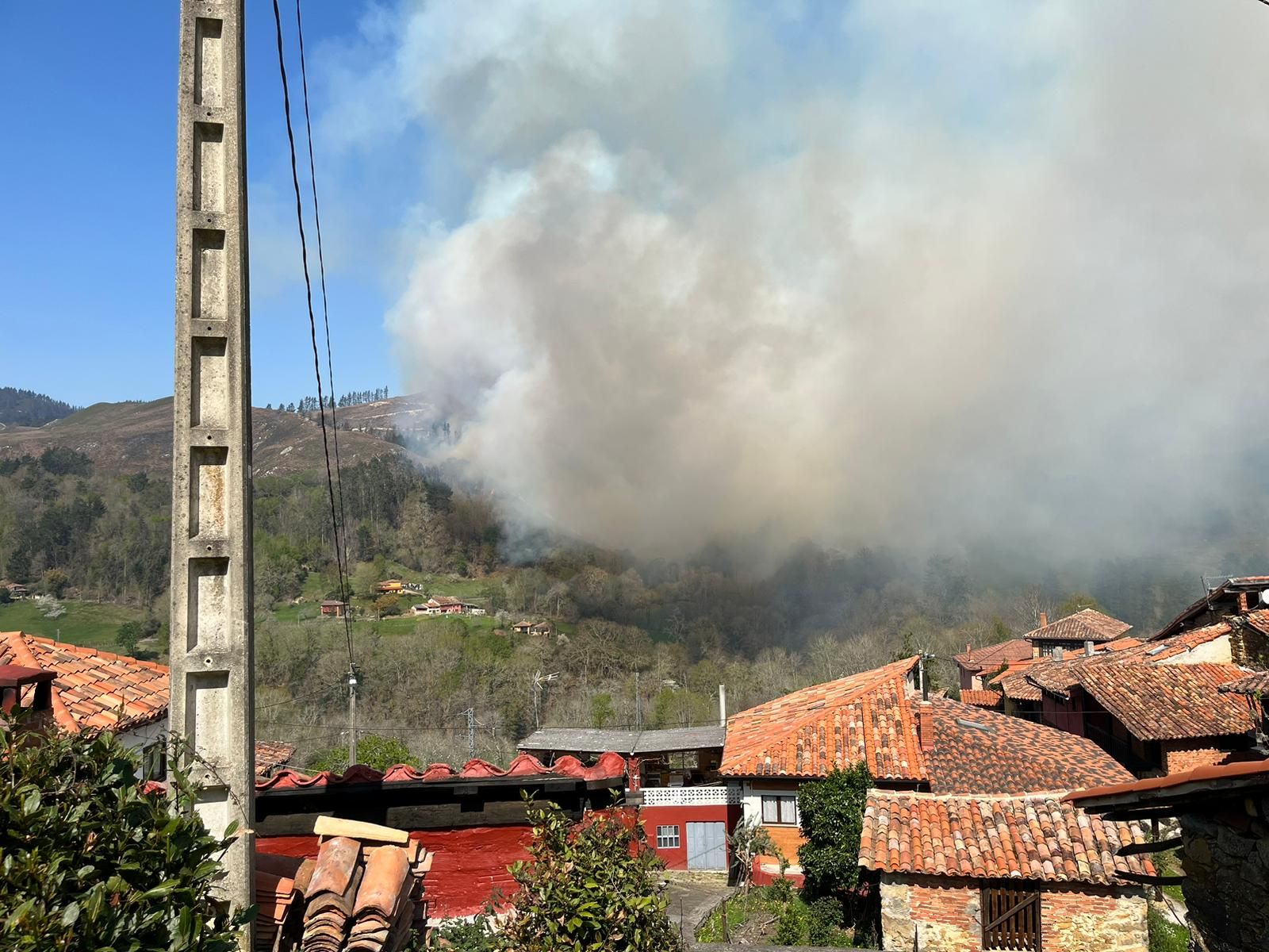 Segunda jornada en vilo por el fuego entre Piloña y Nava