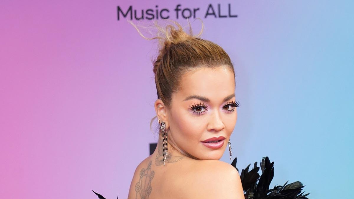 Rita Ora con top de plumas en los MTV EMA 2021