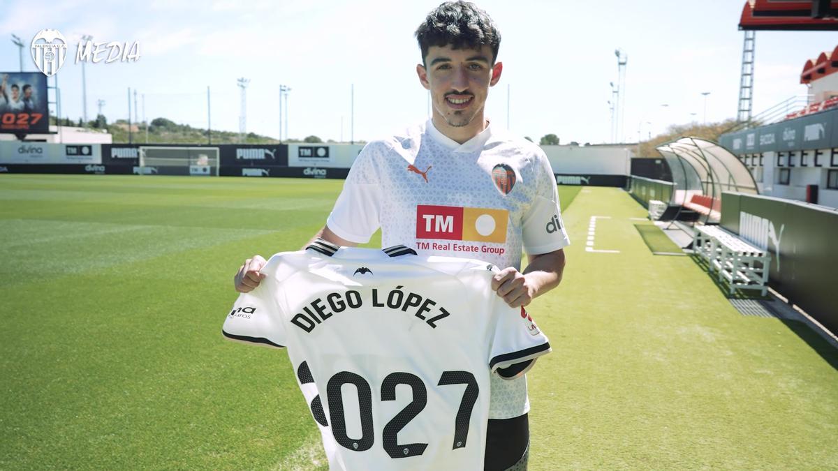 Diego López posando con la camiseta del Valencia tras su renovación