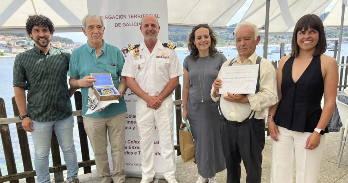 Los organizadores con el capitán y los dos homenajeados. | FIRMA
