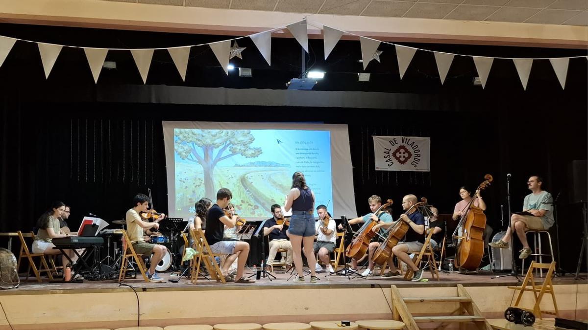 Un dels assaigs de la Camerata Bacasis, dirigida per Sarró, al Casal de Vilardordis, on s’estrenarà l’espectacle aquest dissabte