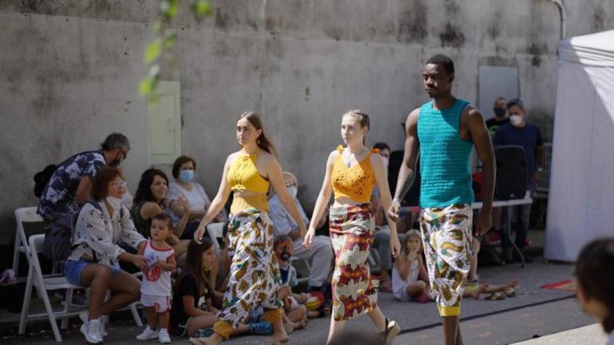 3 Una desfilada de moda amb l’associació La Iera i la Petjada Solidària durant el FESS Rural de l’any passat, celebrat a La Vall d’en Bas. F  | JULIÀ ROCHA  