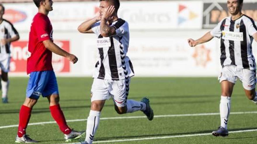 El joven extremo valenciano Javi Zarzo celebra su gol, el domingo, ante el Rayo Ibense en Onda.