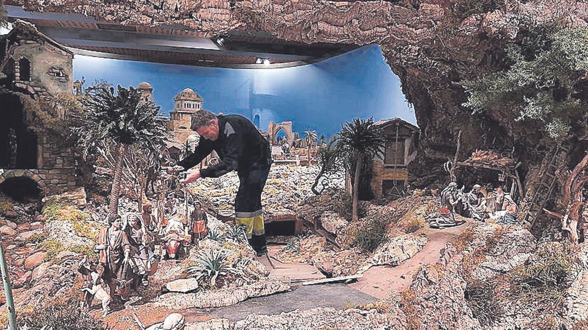 Nicolás Rodríguez, durante el montaje del Belén de la Oliva.