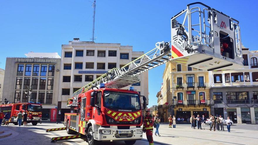Badajoz estrena su mayor autoescala: un camión de 42 metros y un millón de euros para reforzar la seguridad en incendios y rescates