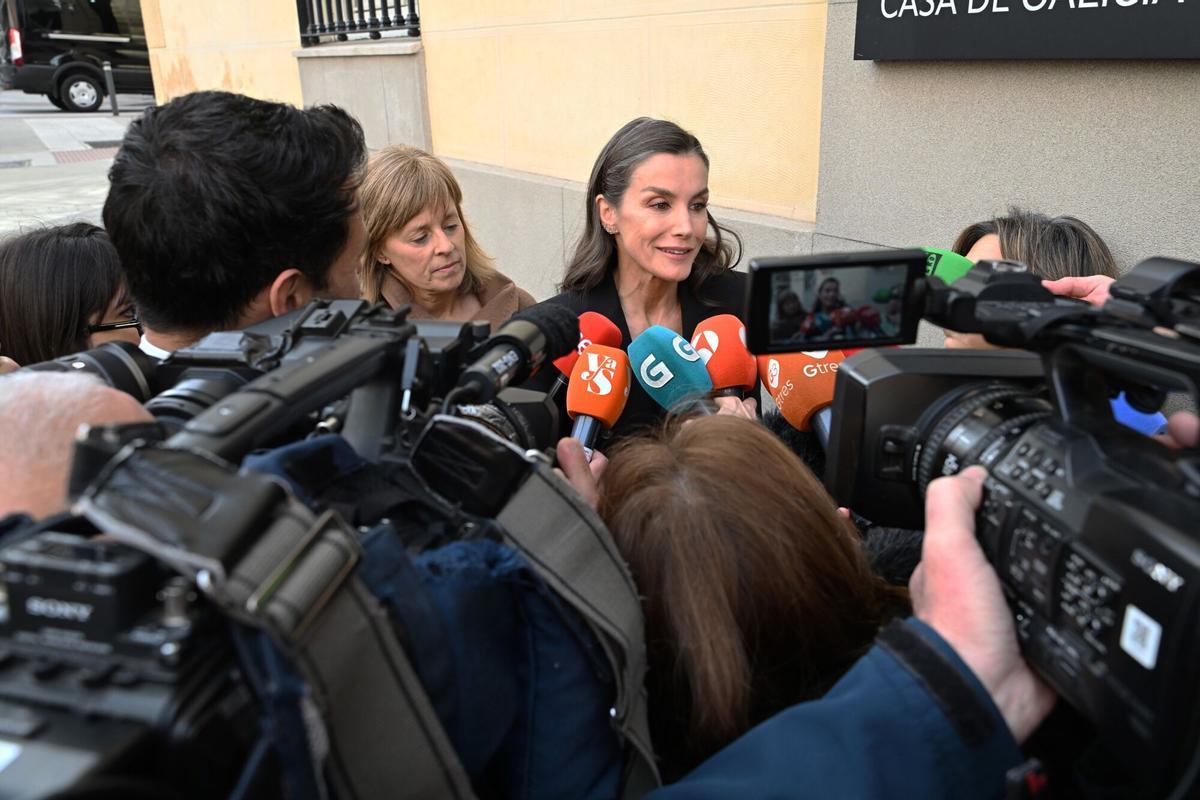 Marta Carazo y la Reina Letizia atienden a los medios. Marta Carazo y la Reina Letizia atienden a los medios.