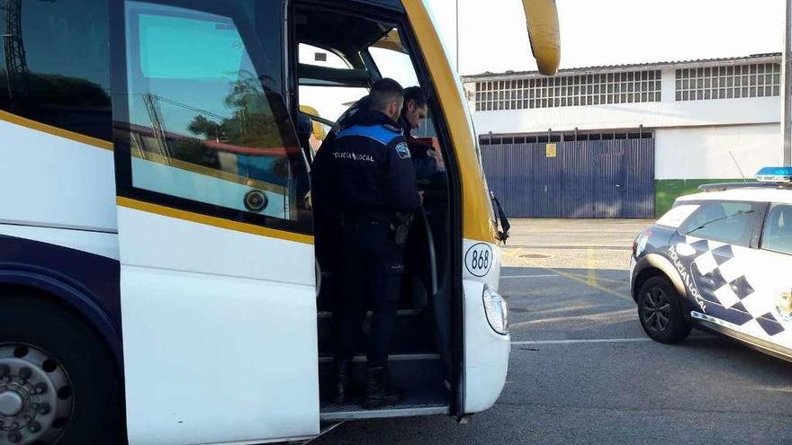 Un agente durante la inspección de un transporte escolar. // Fdv