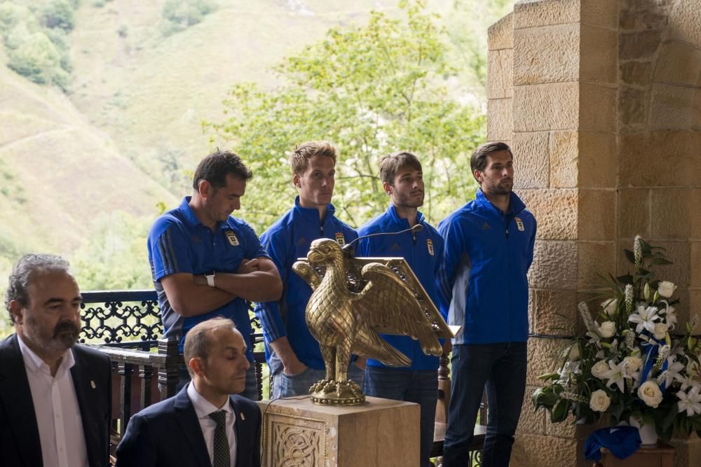 El Real Oviedo realiza la ofrenda floral a la Virgen de Covadonga