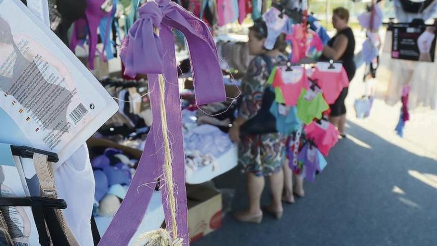 Lazos violetas contra la violencia machista en Barro