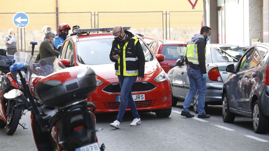 VÍDEO: La Policía Local dispara contra un hombre armado con un hacha en Gijón