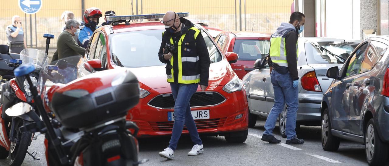 VÍDEO: La Policía Local dispara contra un hombre armado con un hacha en Gijón