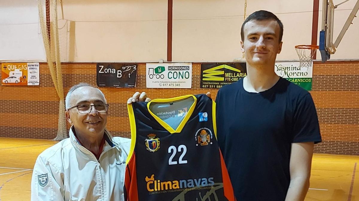 Michal Wierzbicki, a la derecha, en su presentación como jugador del CP Peñarroya.